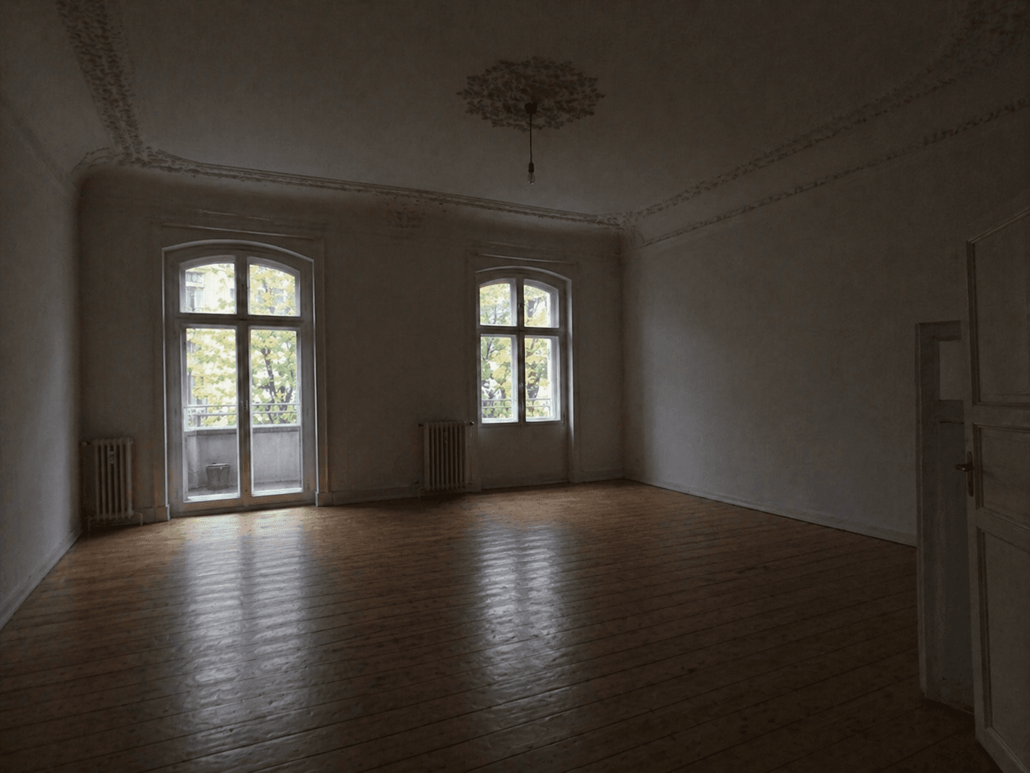 Leerer Raum – Altbau-Wohnzimmer vor dem KI Virtual Staging