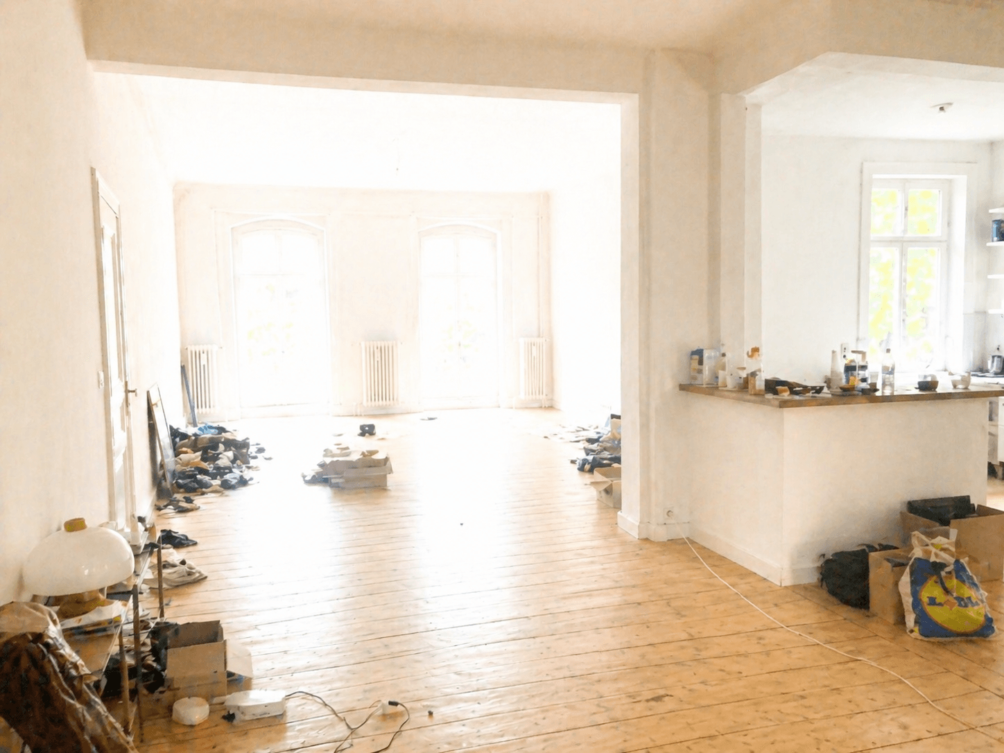 Offener Wohnbereich KI Virtual Staging vorher