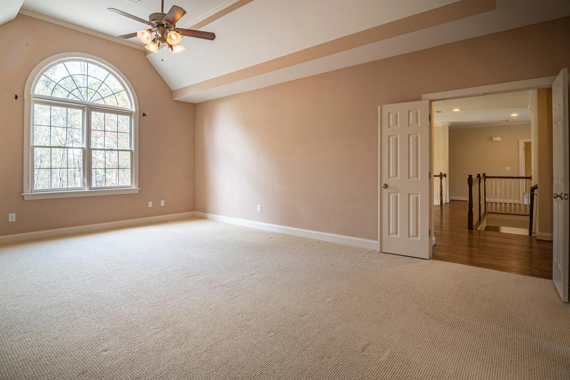 Leeres Wohnzimmer vor KI Virtual Staging – uneingerichteter Raum